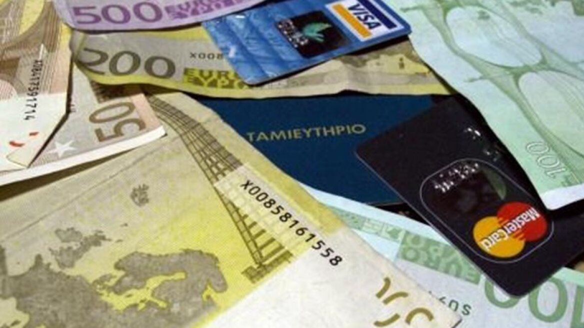 Με …επιτόκια πιστωτικής κάρτας πληρώνουν μισό εκατομμύριο Έλληνες την εφορία